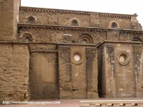 VISTA NORTE DE LAS NAVES DEL TEMPLO, CON CAPILLAS GTICAS AADIDAS